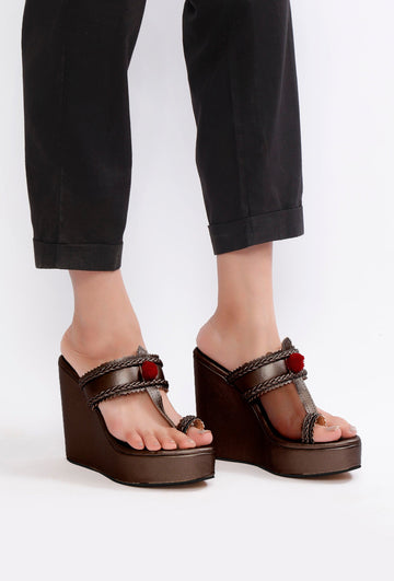 Refined rose gold Kolhapuri-inspired wedges for women